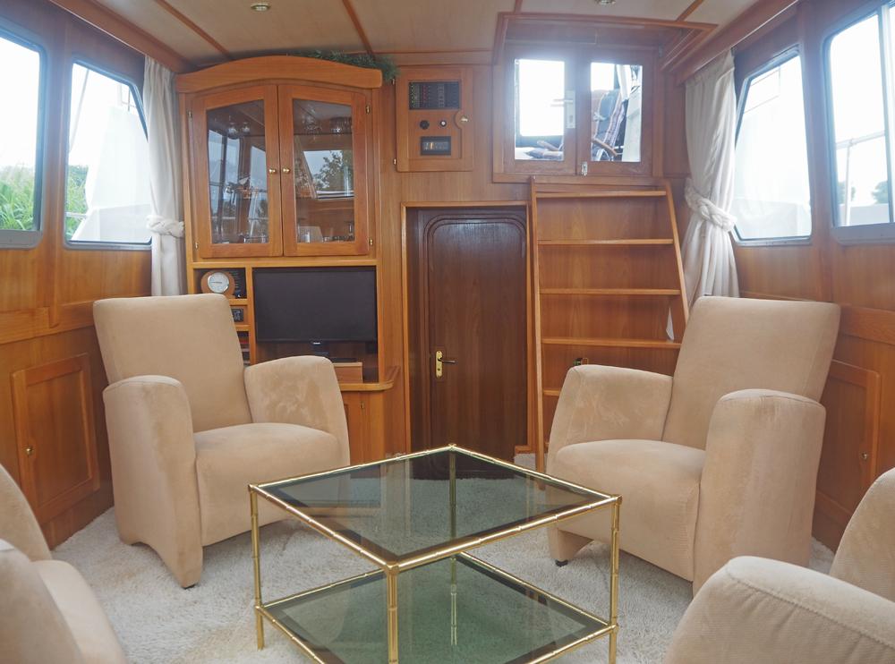 Saloon, Accommodation